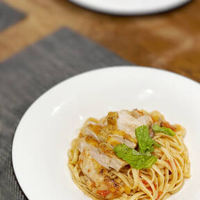 Pasta Mit Hahnchen In Tomaten Butter Sosse Kitchen Stories Videorezept