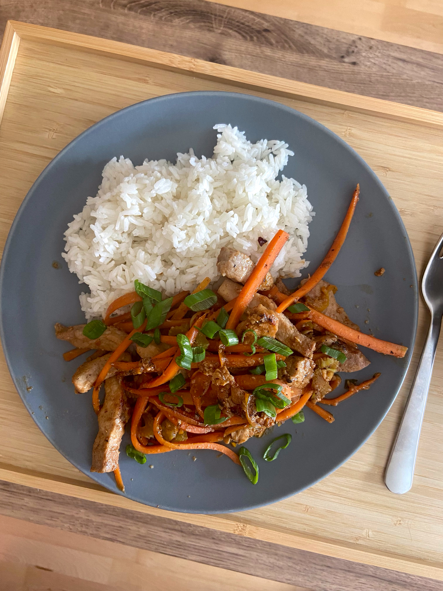 Gebratenes Schweinefleisch mit Bambussprossen und Pilzen (Y xing ru s)