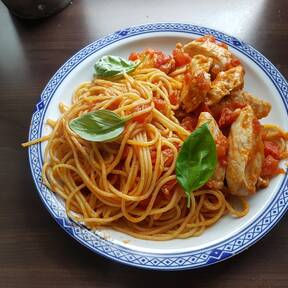 Pasta Mit Hahnchen In Tomaten Butter Sosse Kitchen Stories Videorezept