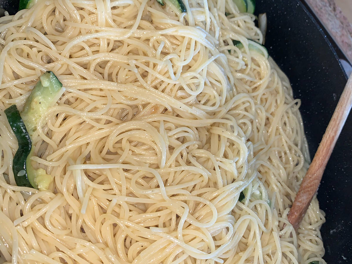Spaghetti aglio e olio mit Zucchini Rezept Kitchen Stories