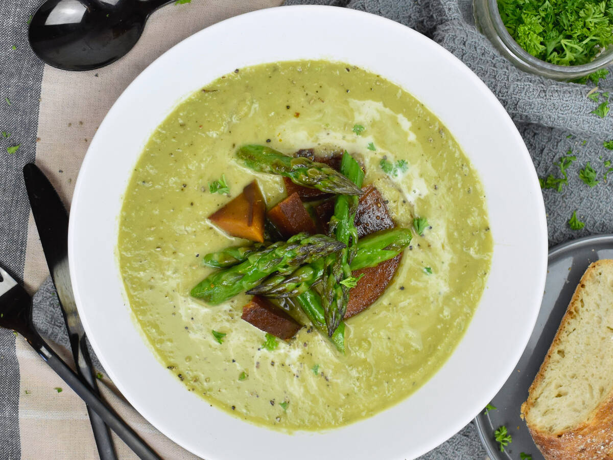 Vegane, grüne Spargelsuppe mit Seitaneinlage | Rezept | Kitchen Stories Vegane, grüne Spargelsuppe mit Seitaneinlage | Rezept | Kitchen Stories