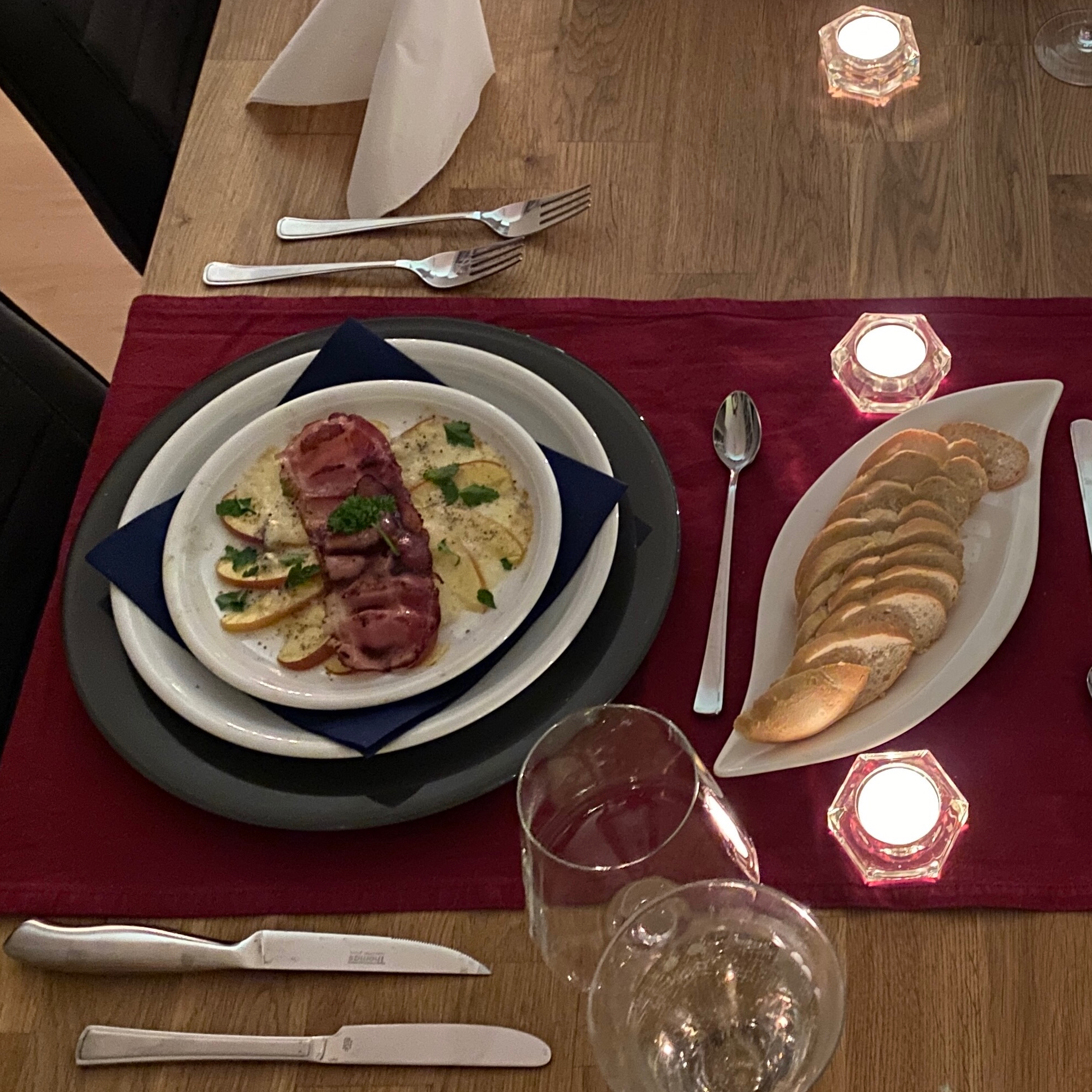 Apfel Gorgonzola Gratin mit Schinken und Baguette