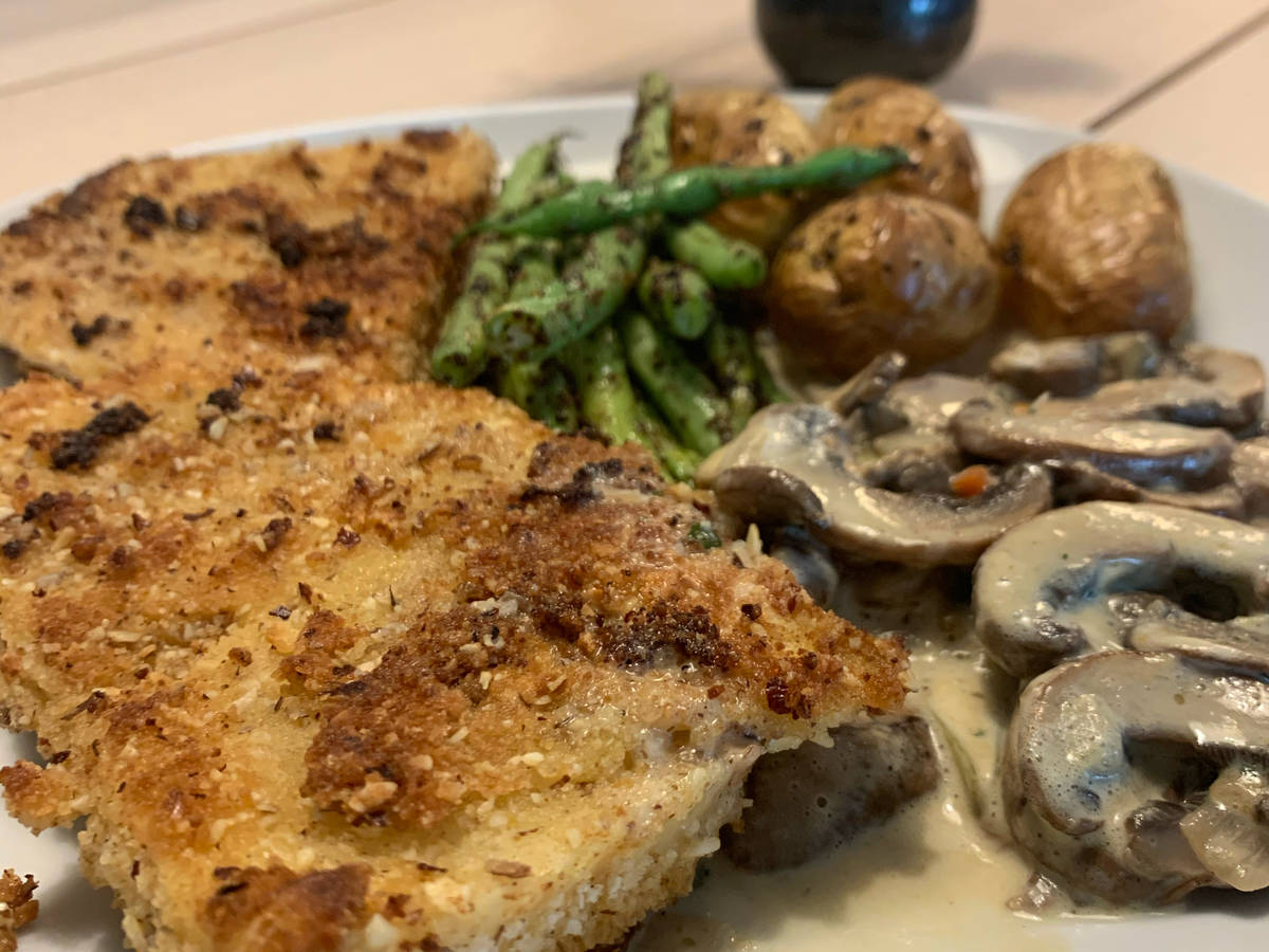 Knusprige Sellerieschnitzel in Haselnusspanade | Rezept | Kitchen Stories