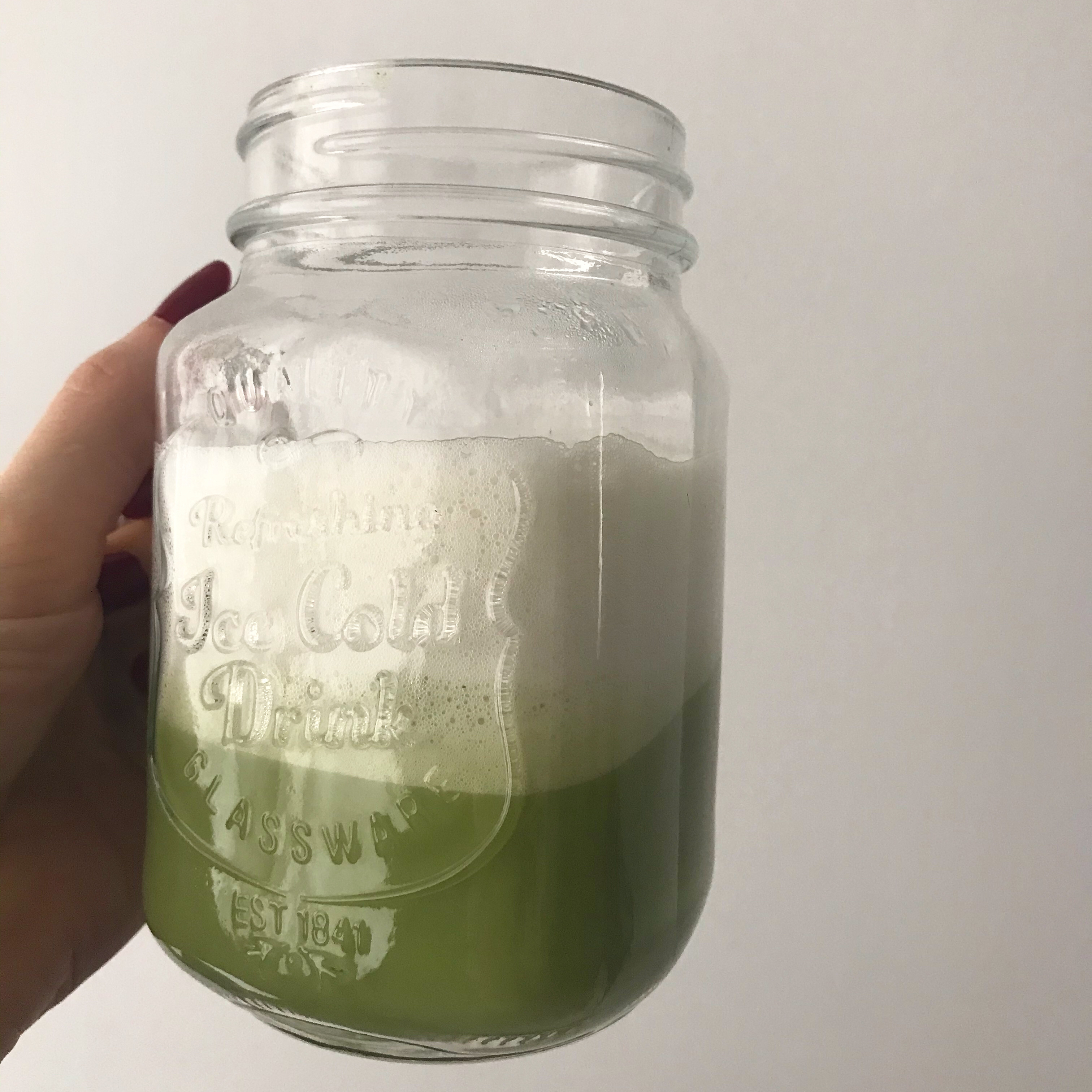 Schneller Matcha Latte mit Mandelmilch