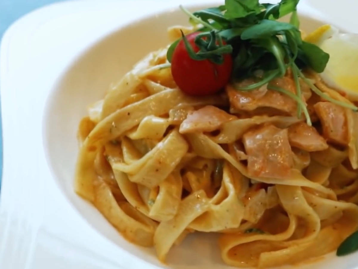 Tagliatelle mit Lachs und Butter-Zitronensoße | Rezept | Kitchen Stories