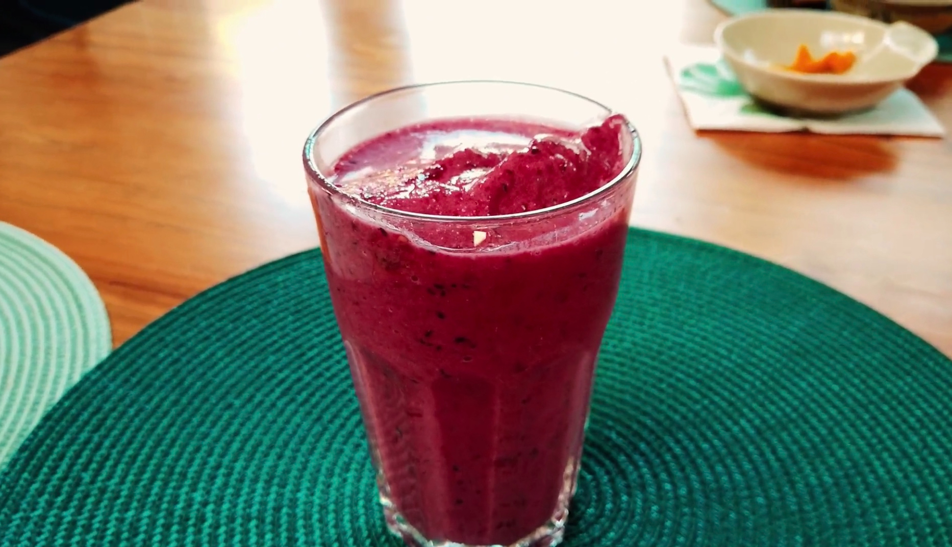 Bananen-Beeren-Mandelmilch-Smoothie