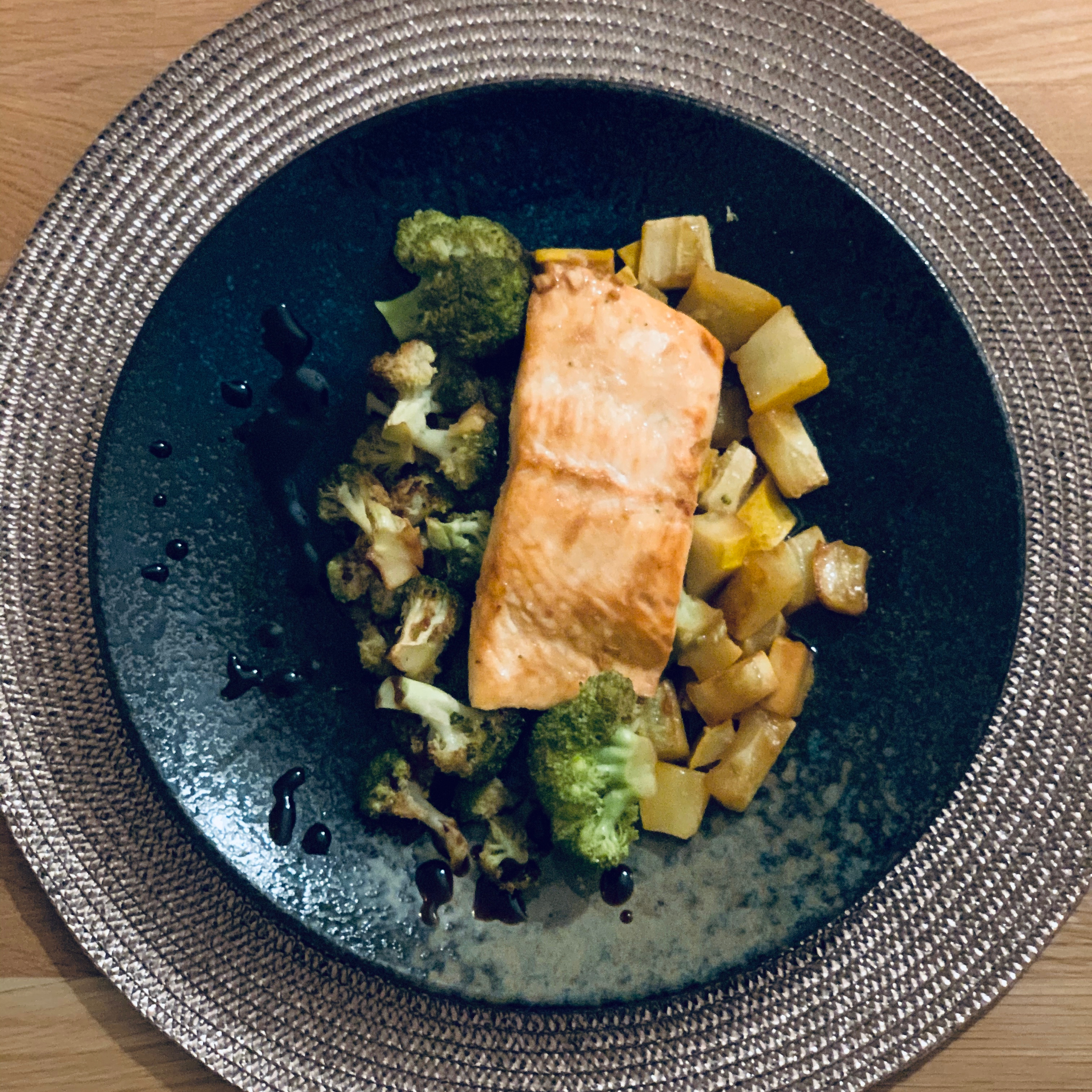 Teriyaki-Lachs mit Brokkoli und Zucchini