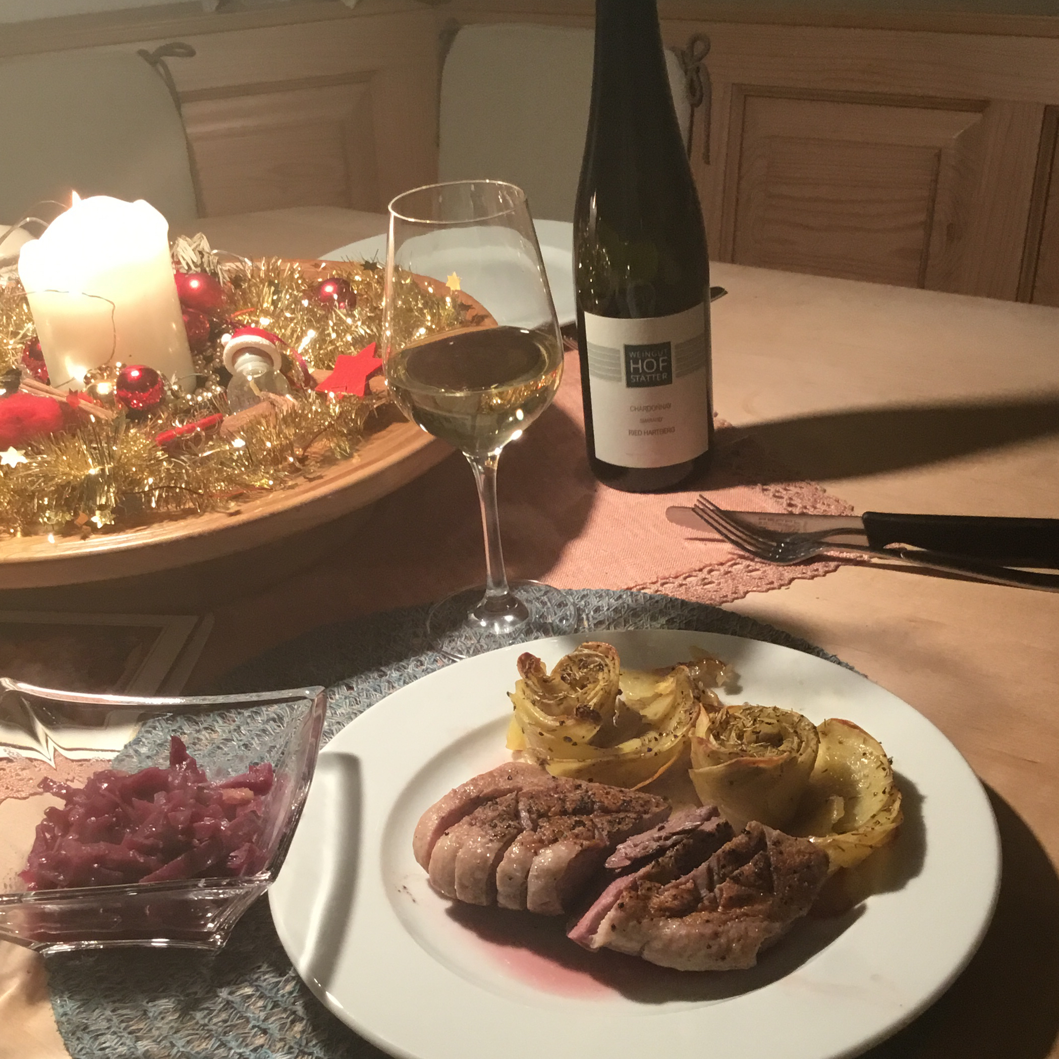 Knusprige Entenbrust mit Kartoffelrosen u. Blaukraut