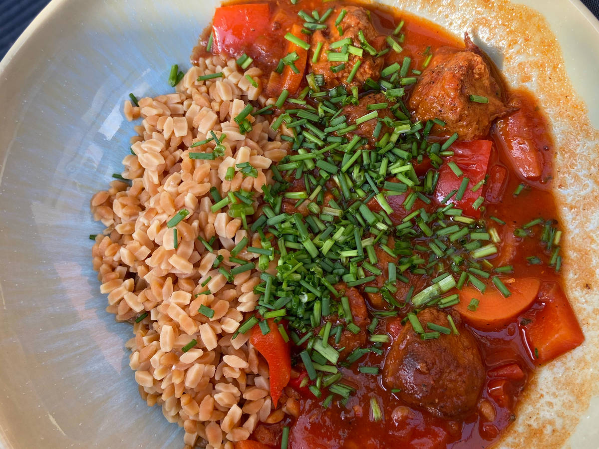 Veganes Gulasch mit Risoni | Rezept | Kitchen Stories
