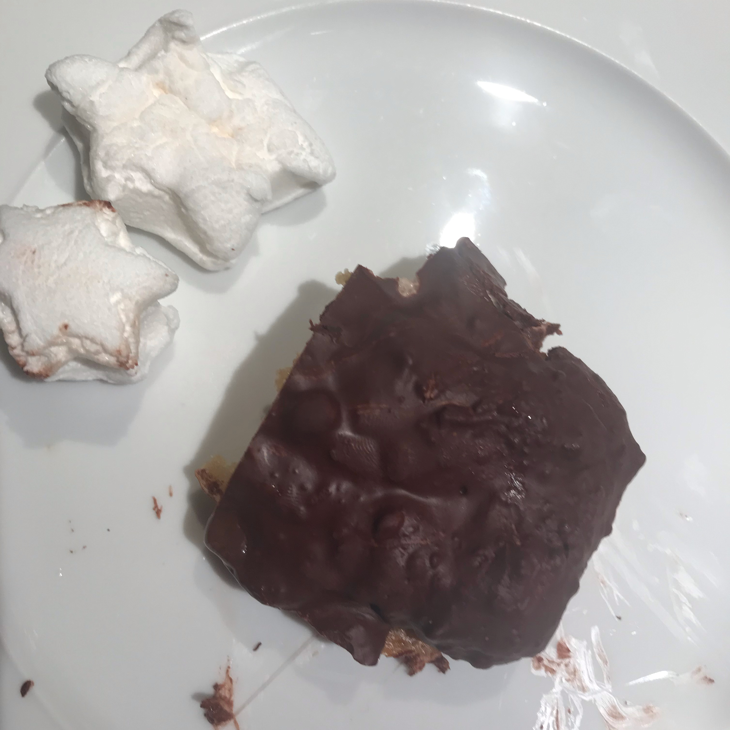 Eclairs mit Schokolade und Marshmellowfüllung