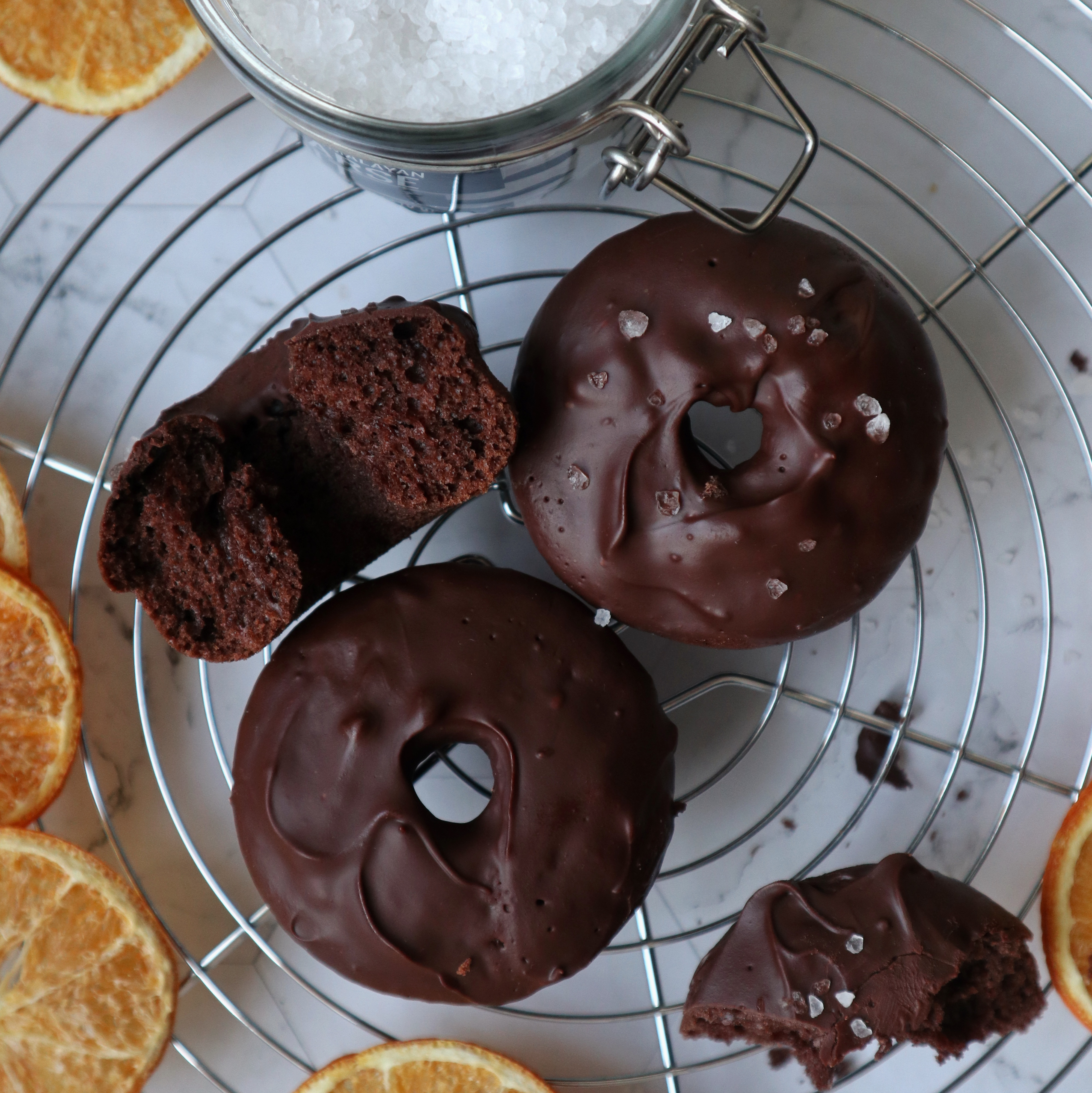 Saftiger Donut-Kuchen mit Walnüssen