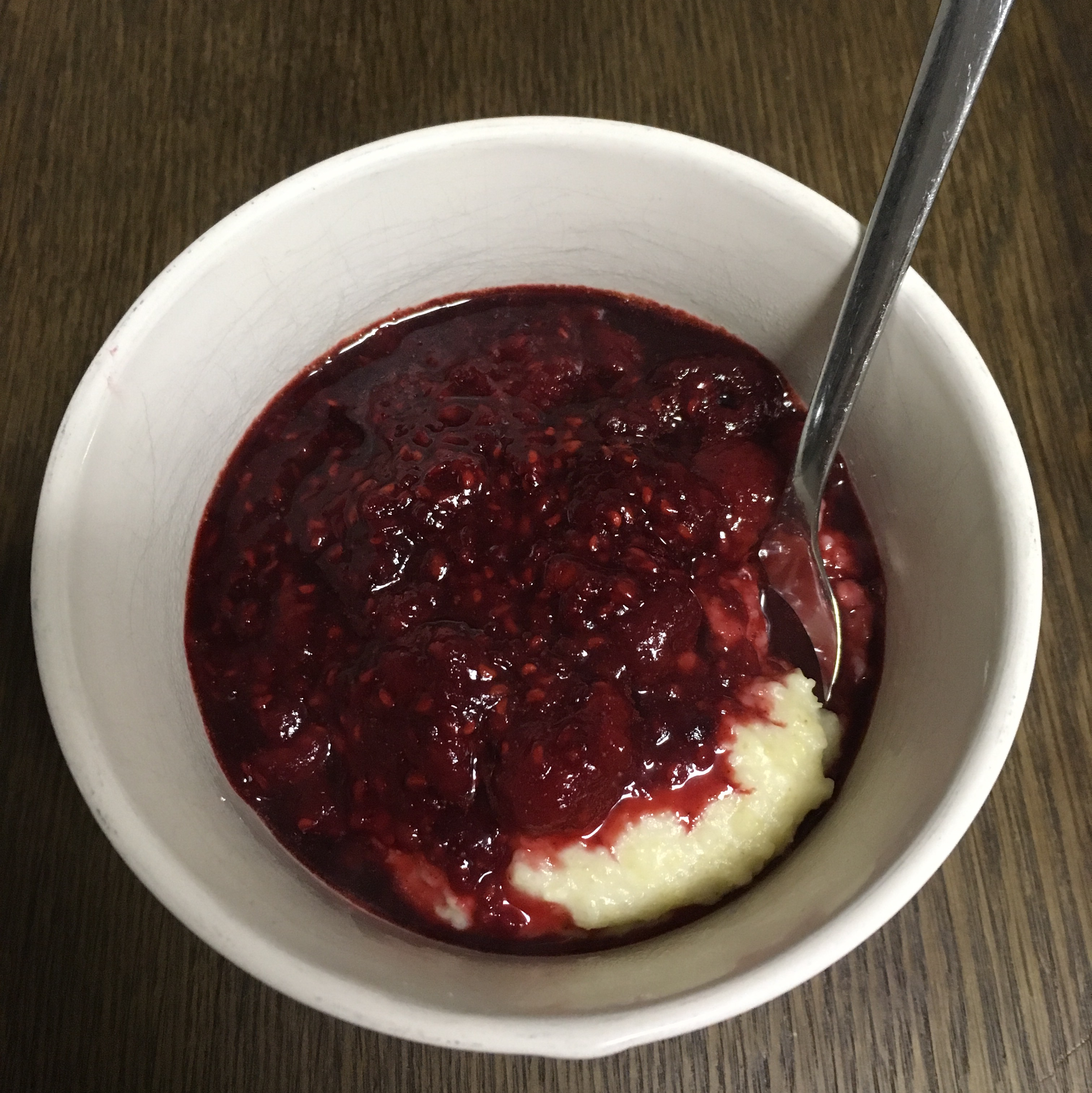 Kokos-Polenta-Porridge mit Himbeerkompott (vegan)