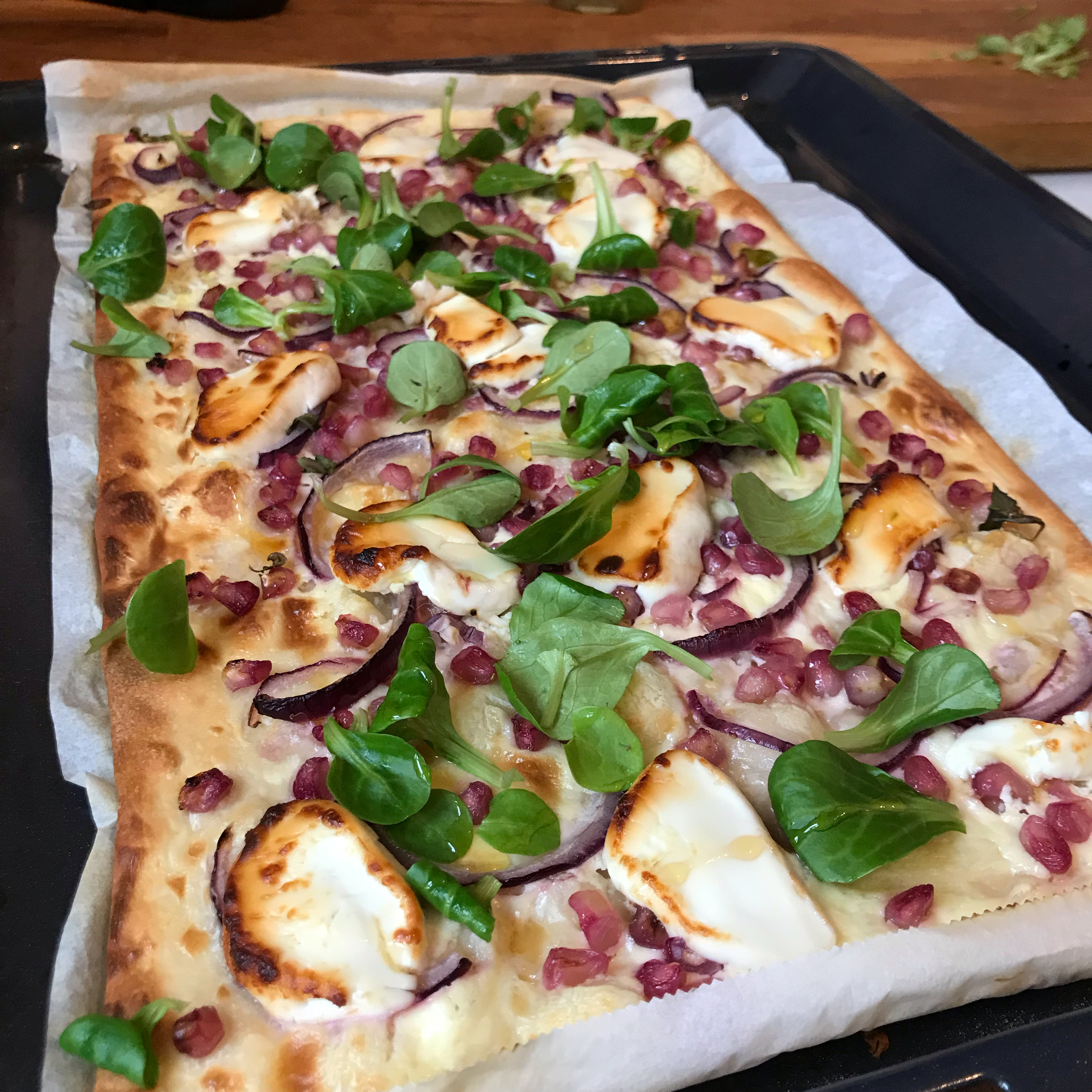 Flammkuchen mit Ziegenkäse und Granatapfel
