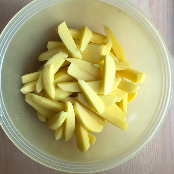 Rinderfilet mit Pfeffersauce, Bohnen und Pommes | Rezept | Kitchen Stories