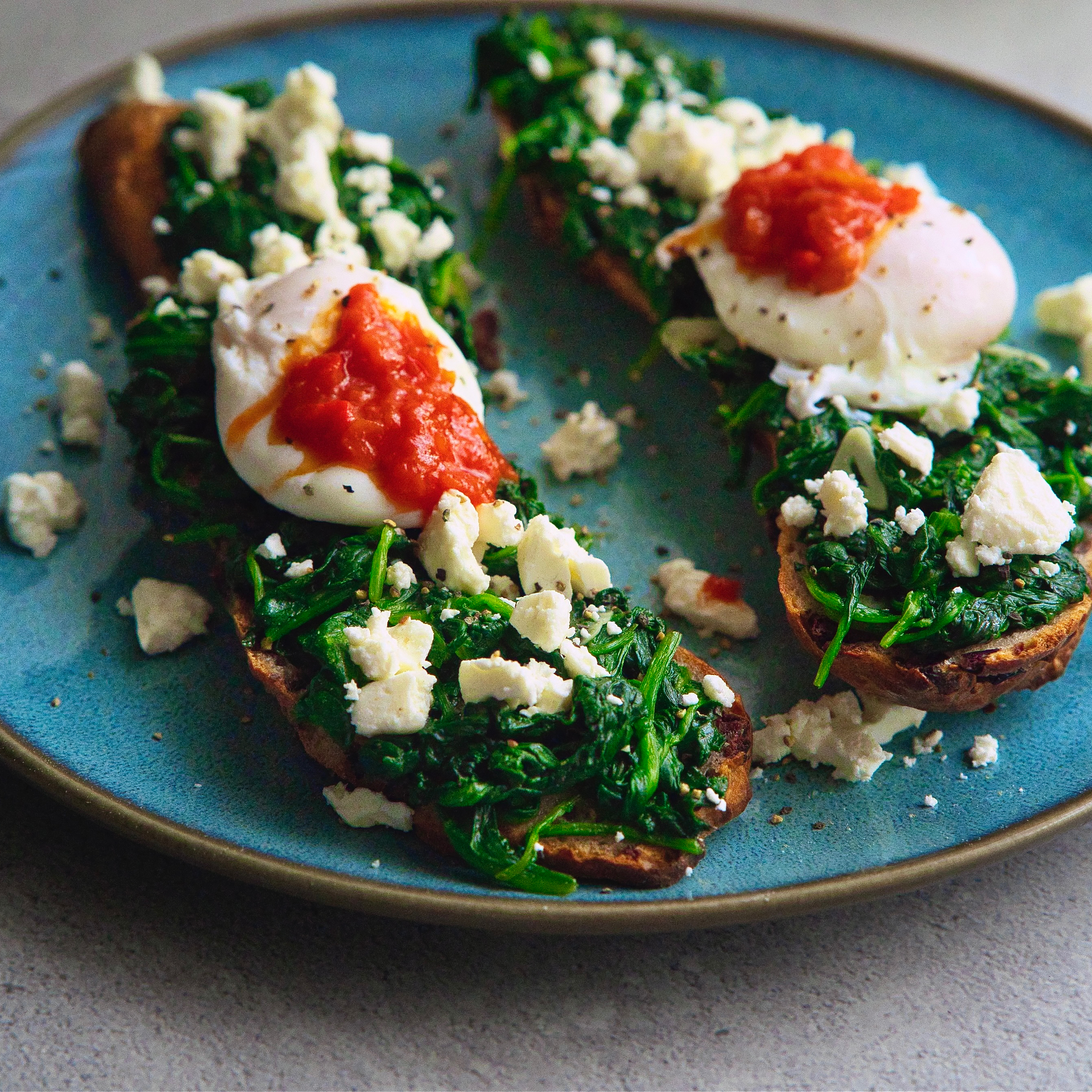 Geröstetes Brot mit Spinat, Feta und pochiertem Ei
