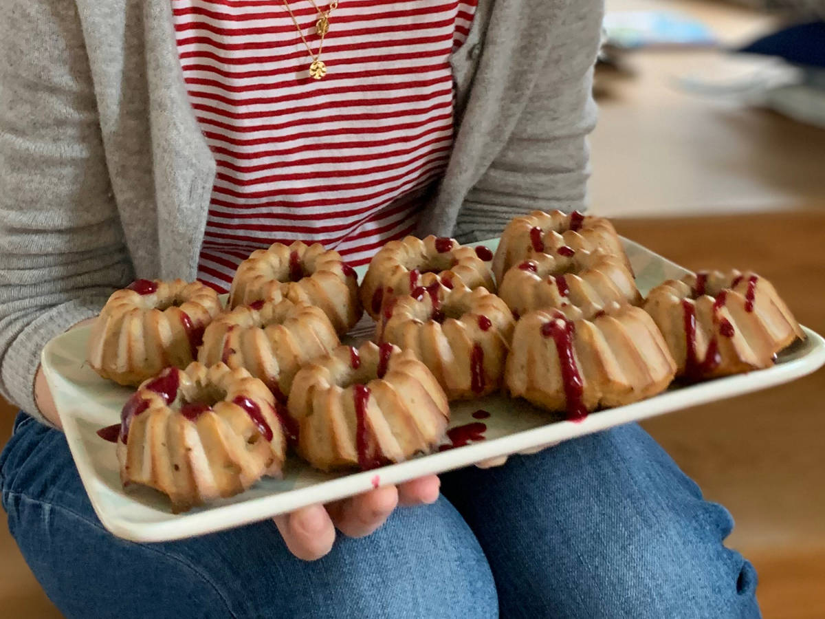 Mini-Gugelhupfe mit Beerensoße | Rezept | Kitchen Stories