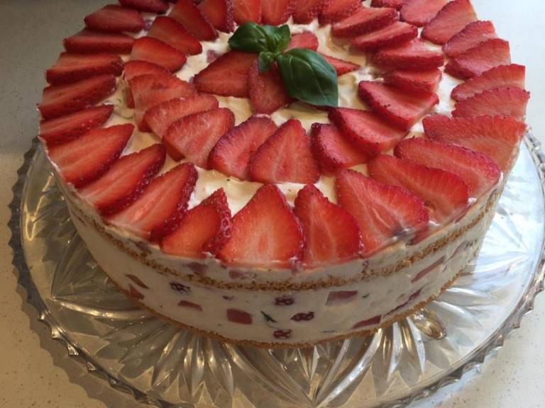 Erdbeer-Basilikum Torte | Rezept | Kitchen Stories