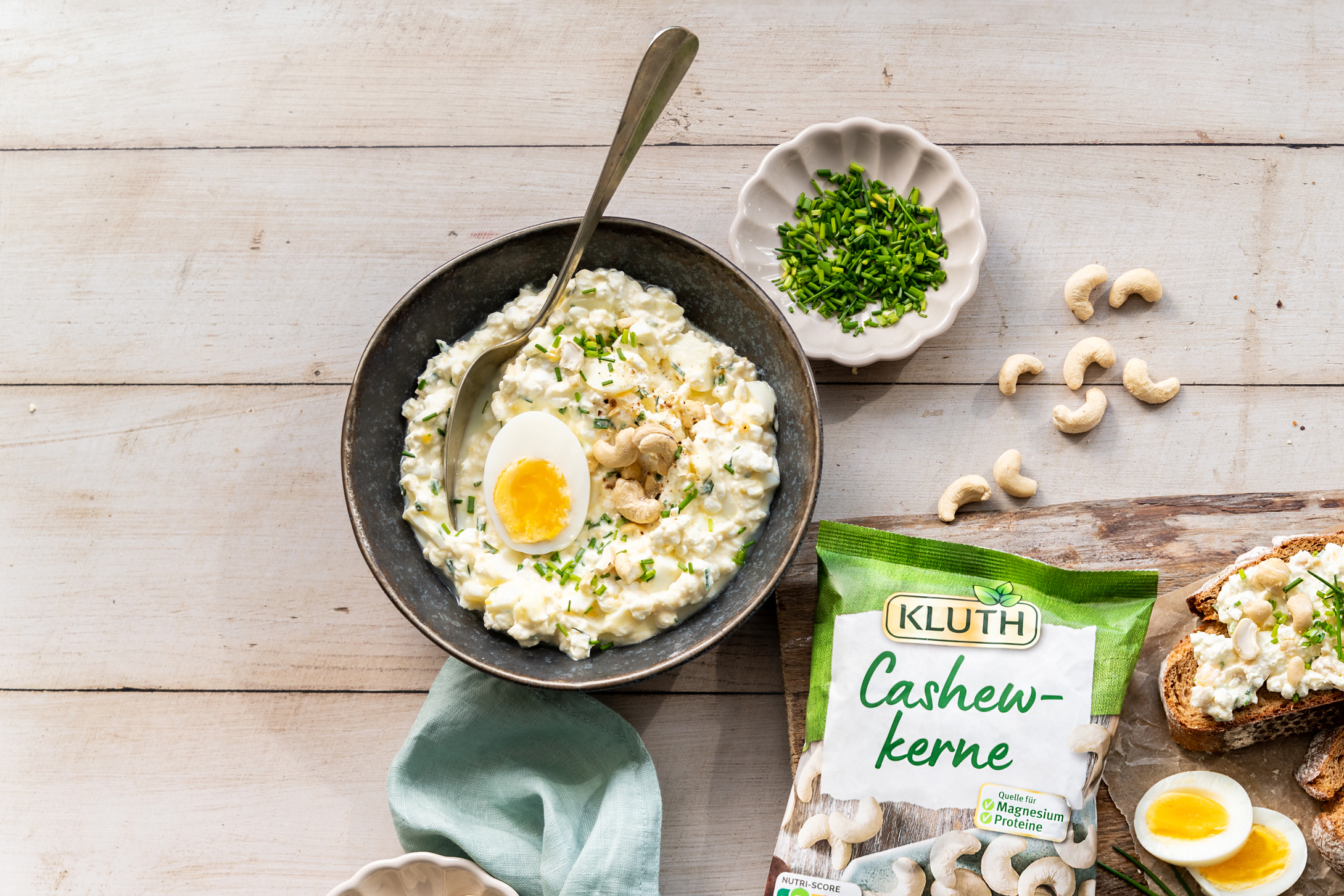 Eiersalat mit Hüttenkäse und Cashewkernen