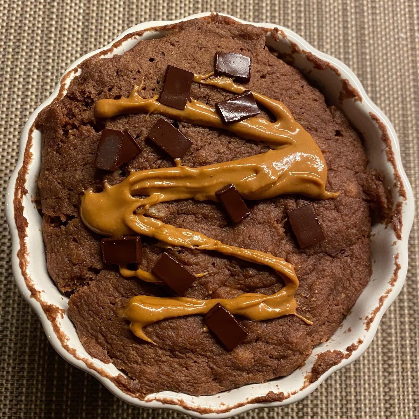 Schneller Erdnussbutter & Schoko Tassenkuchen