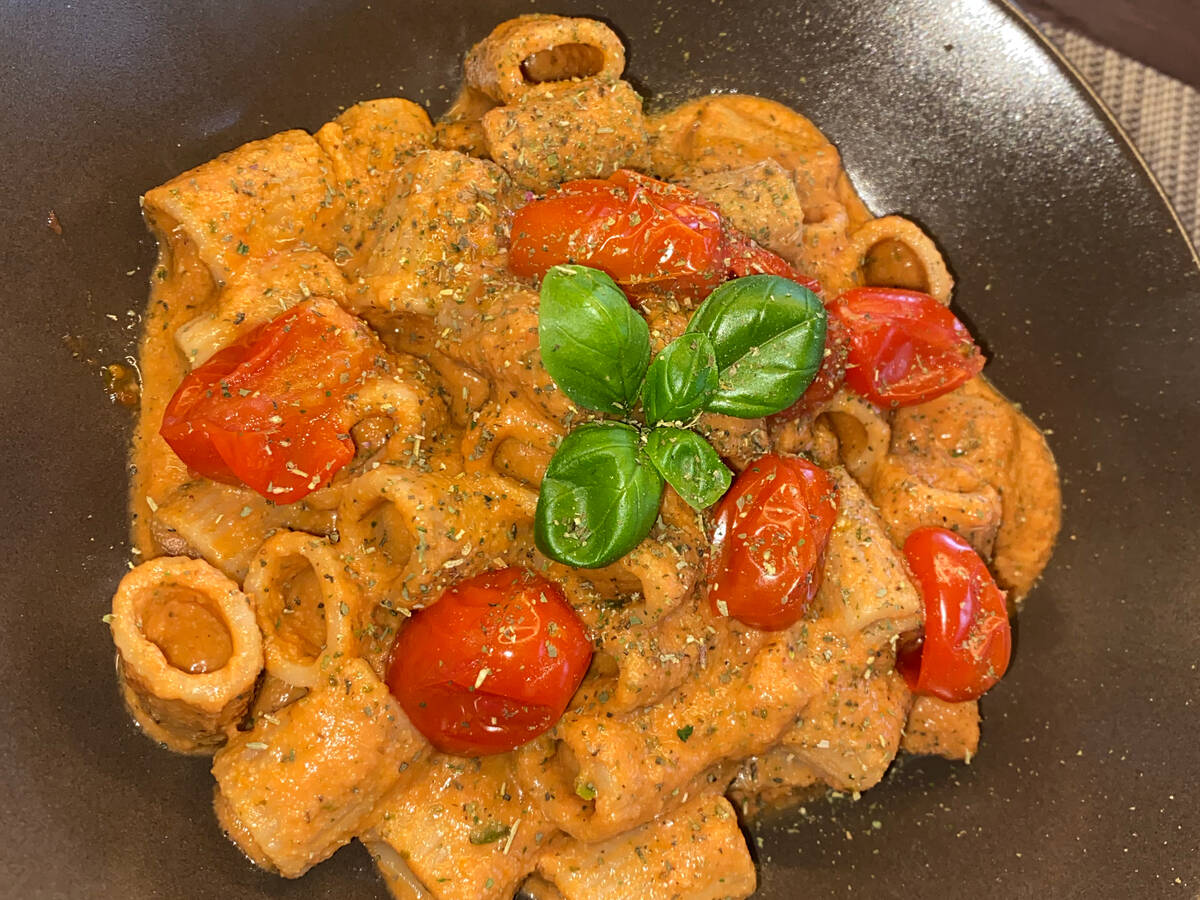 Vegane cremige Tomaten Pasta | Rezept | Kitchen Stories