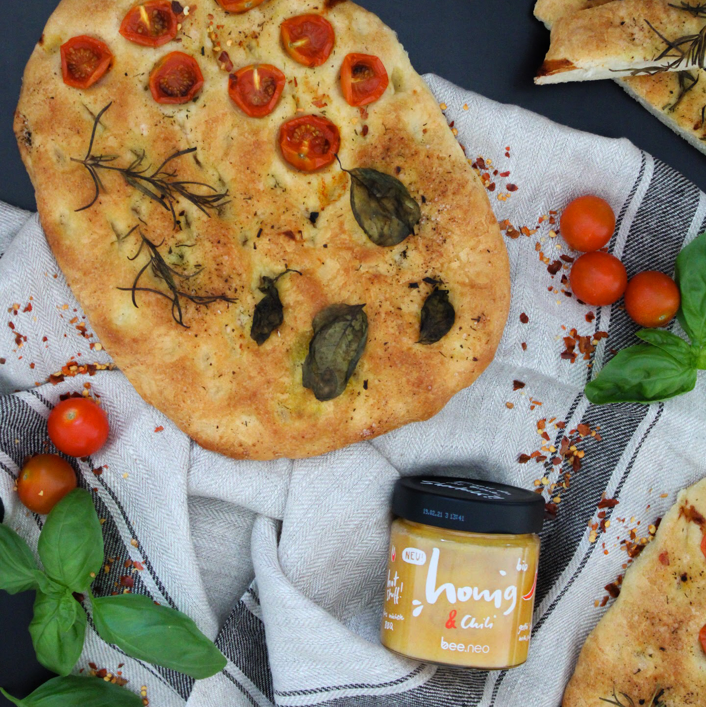 Scharfes Tomaten Focaccia Mit Frischen Krautern Rezept Kitchen Stories 