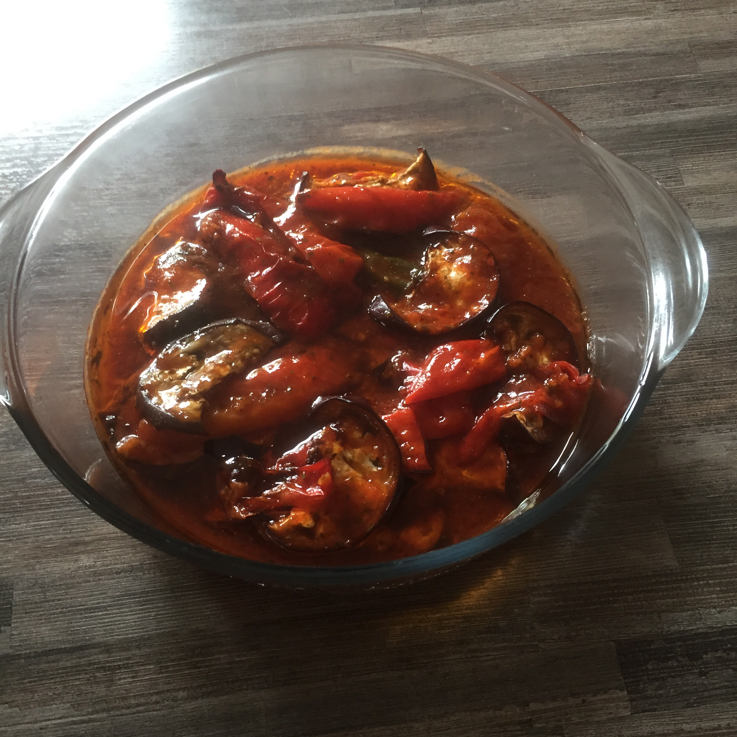 Auberginen-Paprika Schichtsalat