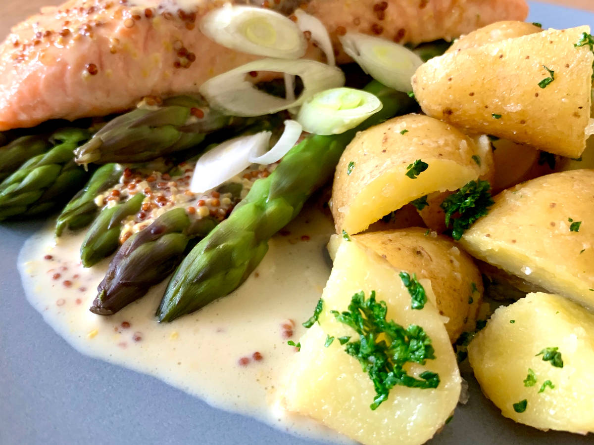 Lachsfilet mit Spargel und Honig-Senf-Soße | Rezept | Kitchen Stories