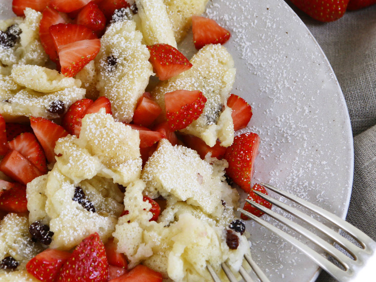 Veganer Kokos-Kaiserschmarrn mit Erdbeeren | Rezept | Kitchen Stories