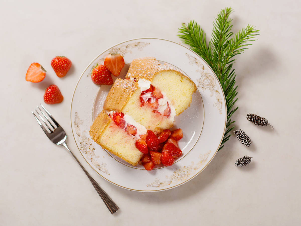 Chiffon cake with strawberries and cream Recipe Kitchen Stories