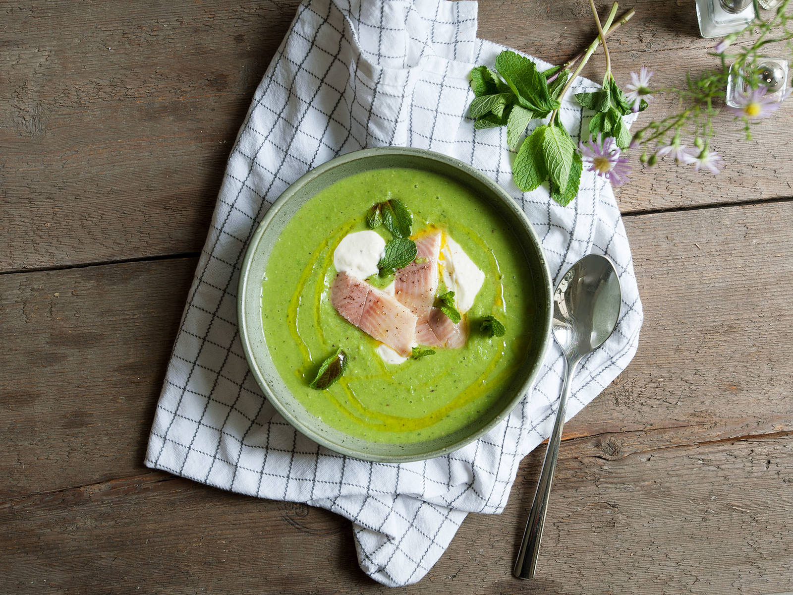 Pea soup with smoked trout and mint Recipes Kitchen Stories