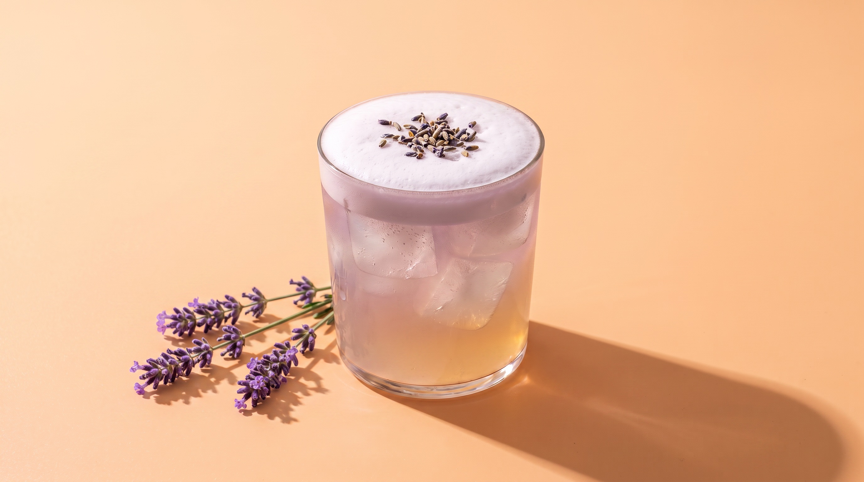Lavender Sour: So mixt du den floralen Gin-Cocktail ganz einfach zu Hause
