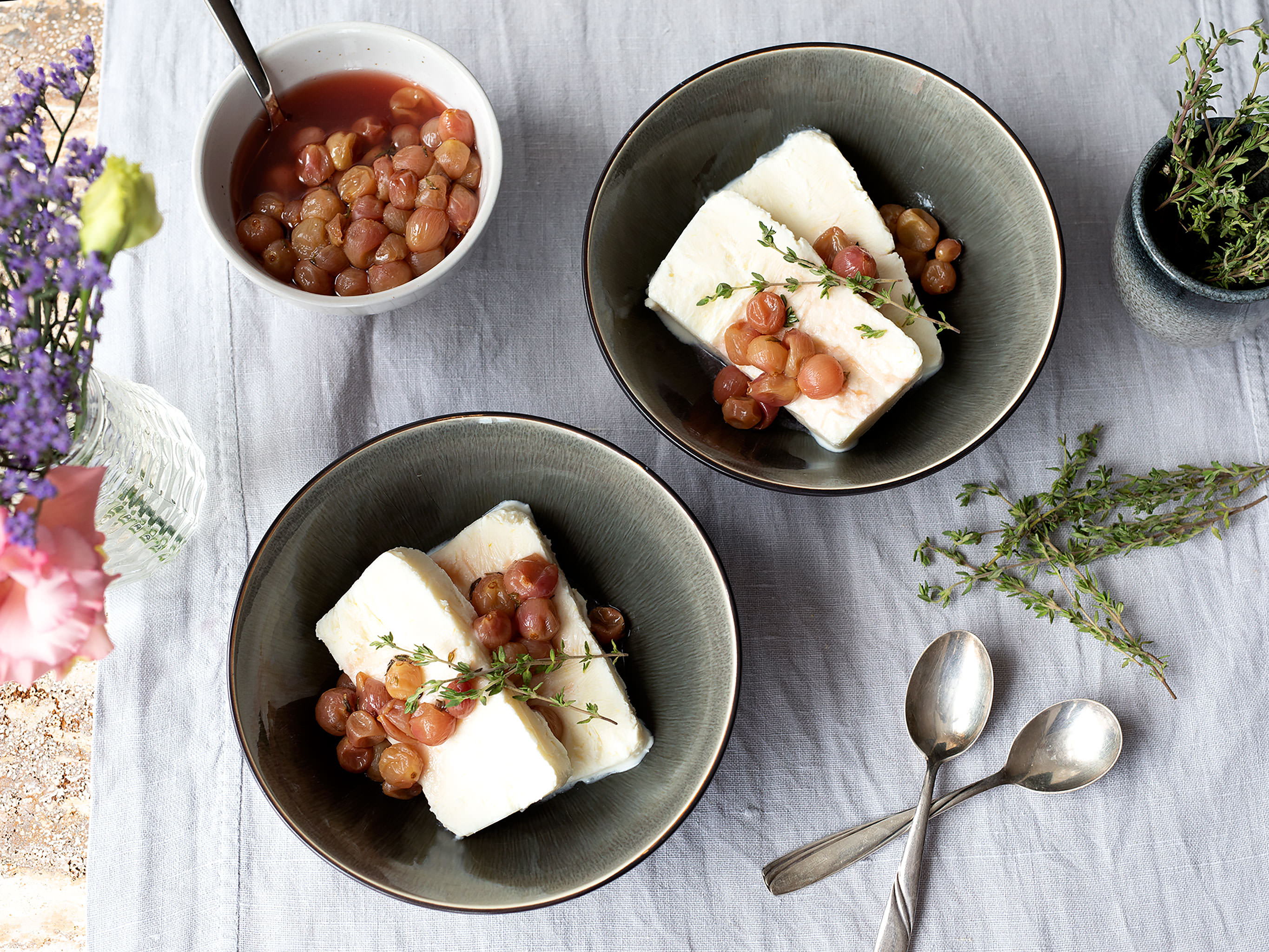 Zitronen-Ricotta-Parfait mit Traubenkompott | Rezept | Kitchen Stories