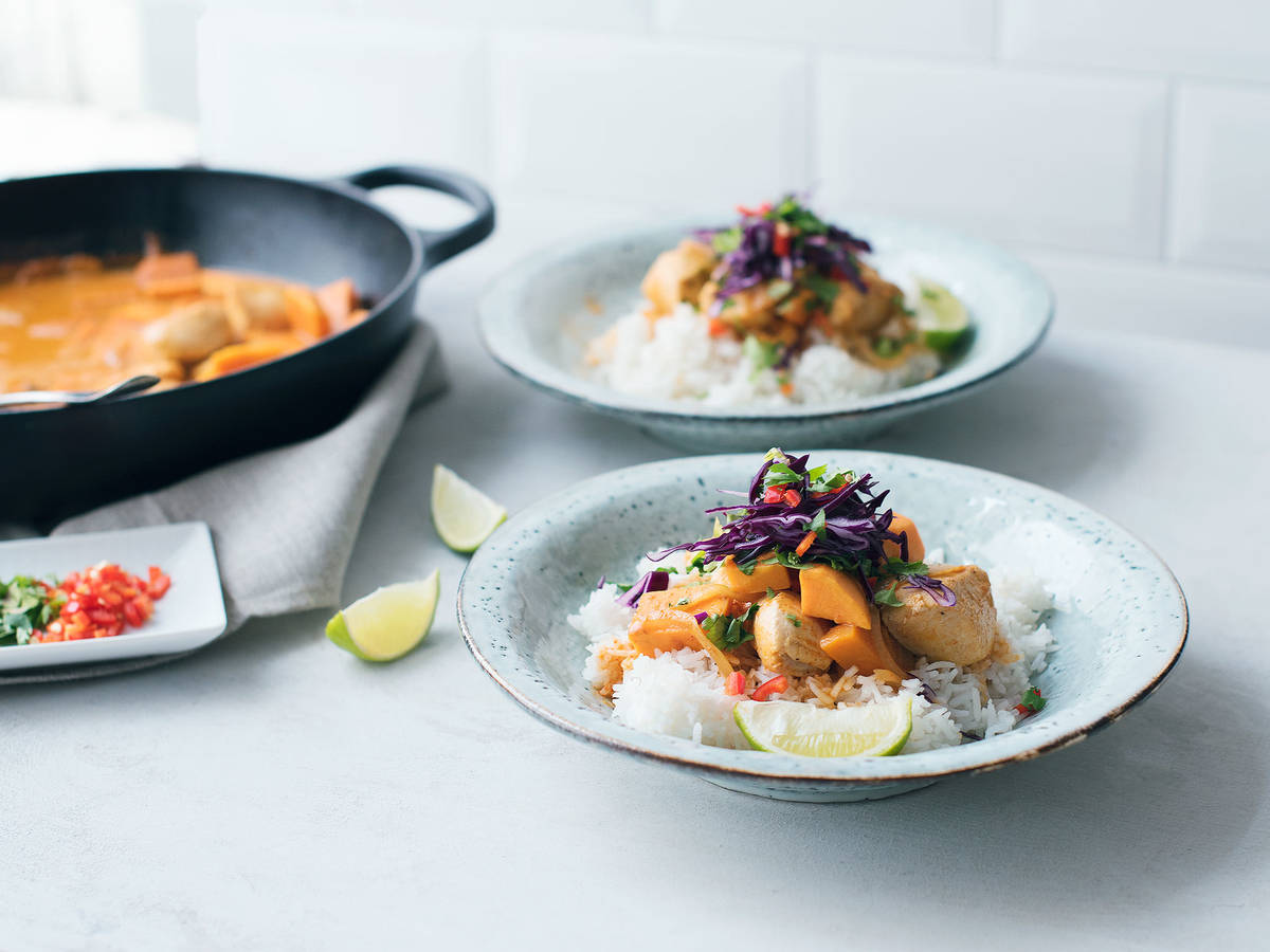 Rotes Thai Curry mit Hähnchen und Süßkartoffel | Rezept | Kitchen Stories