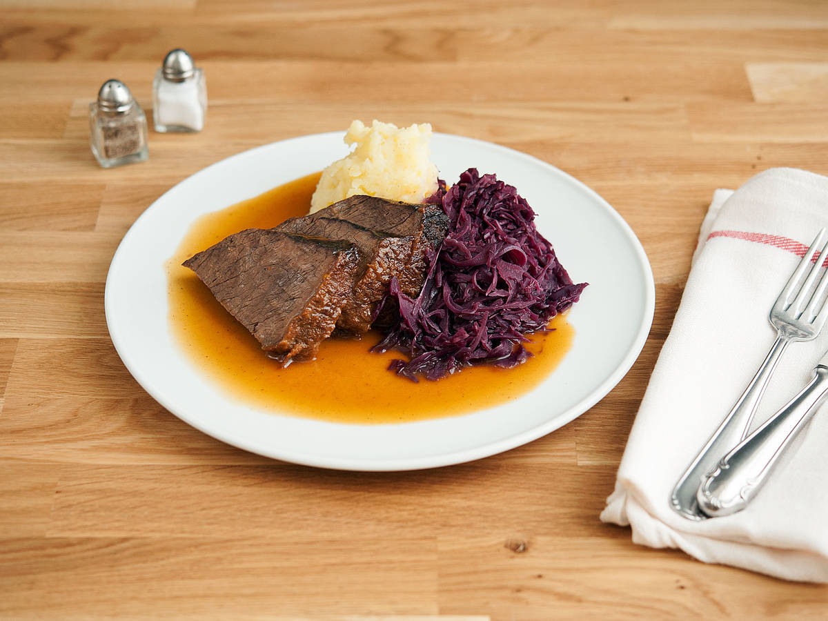 Rinderbraten mit Rotkohl und Kartoffelpüree | Rezept | Kitchen Stories