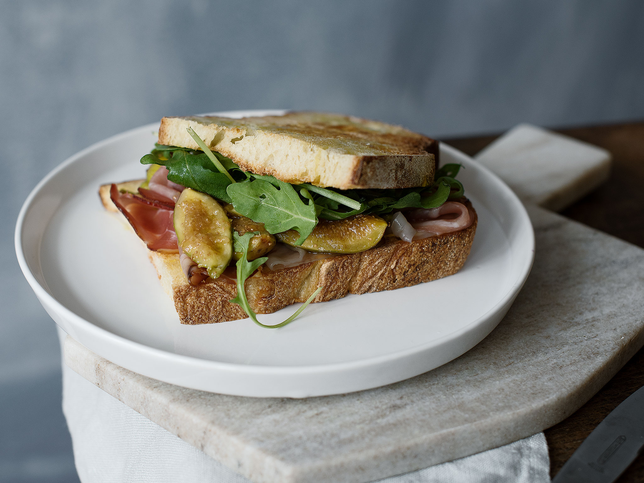 Sandwich mit karamellisierten Feigen, Schinken und Rucola