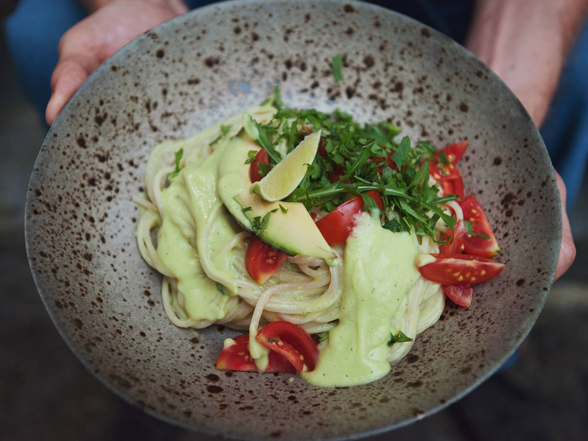Spaghetti mit cremiger AvocadoLimettenSauce Rezept mit Video