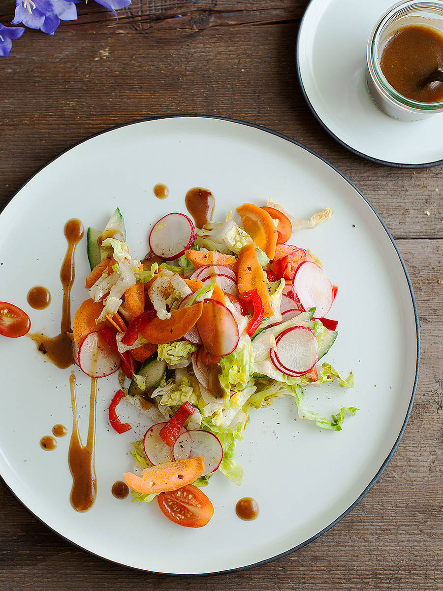 Gemischter Salat mit weißem Balsamico-Honig-Dressing | Rezept | Kitchen ...