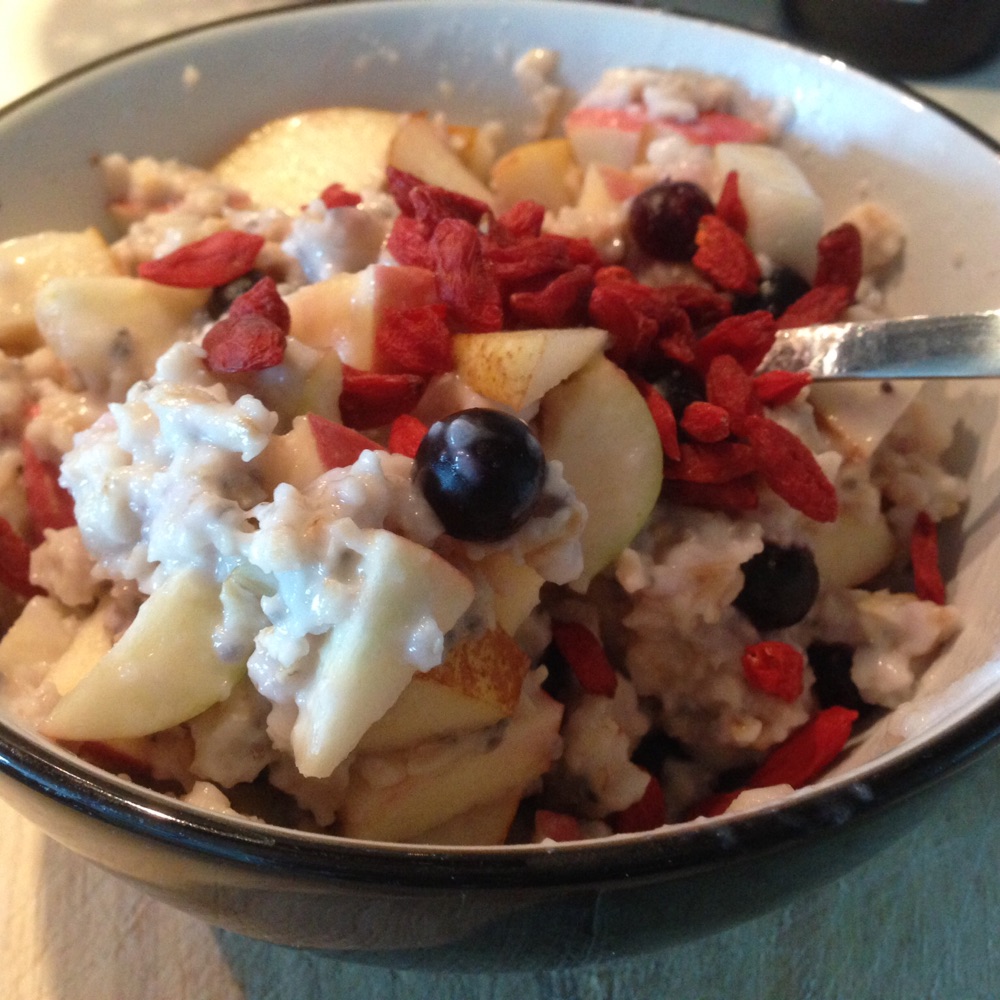 Porridge mit frischem Obst und Gojibeeren