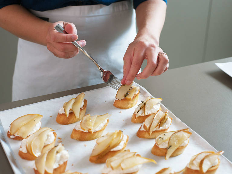 Ricotta toasts with honey-roasted pears | Recipe with Video | Kitchen Stories