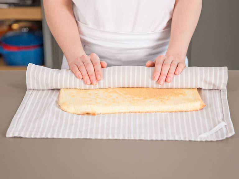 取下烘焙纸后将蛋糕卷起来.