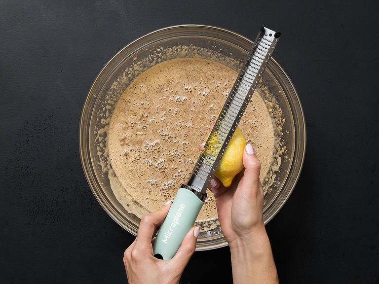 用手持搅拌机搅打鸡蛋,红糖和蜂蜜5分钟.