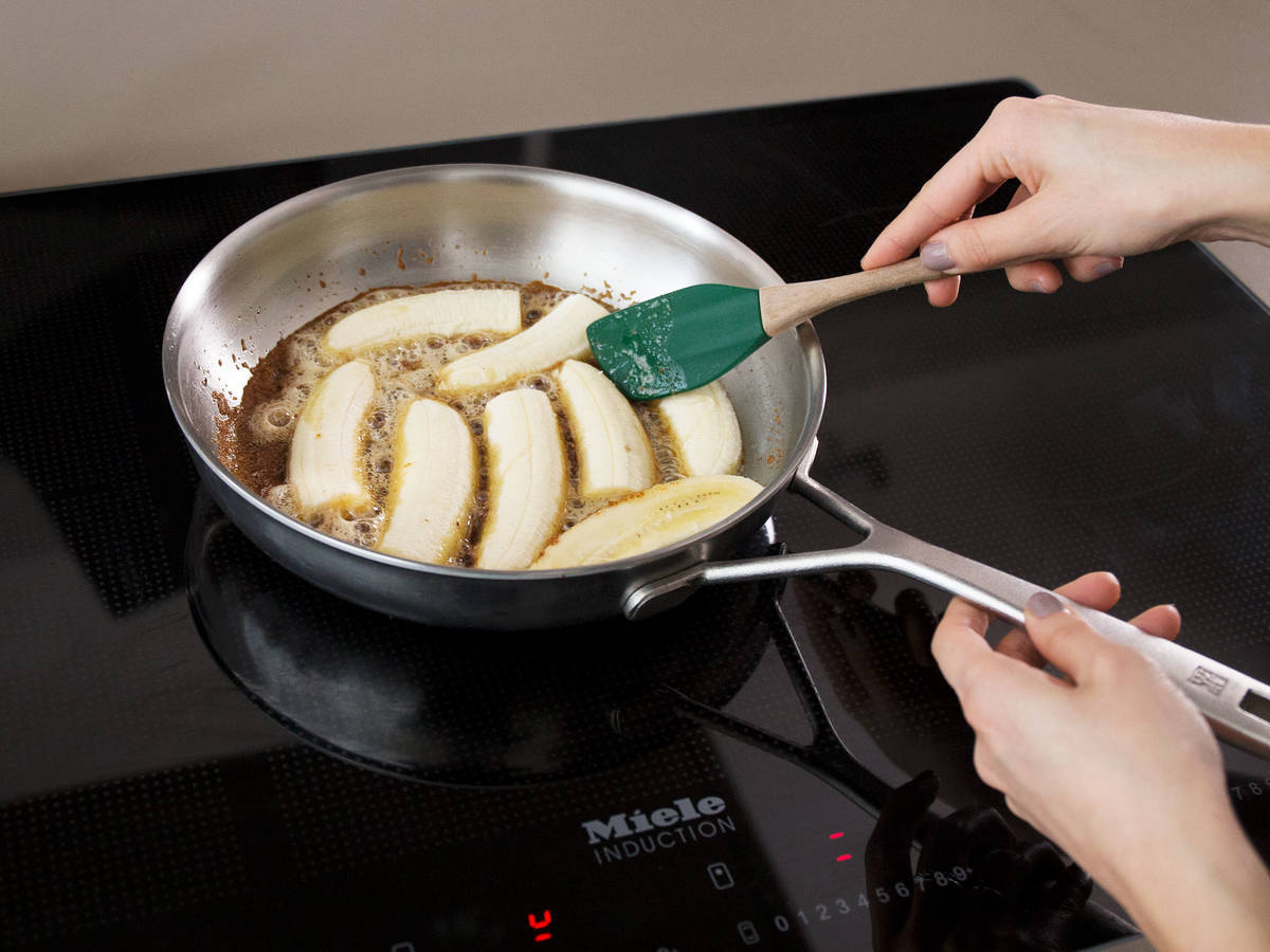Flambierte Bananen mit Eiscreme und Schokosoße | Rezept | Kitchen Stories