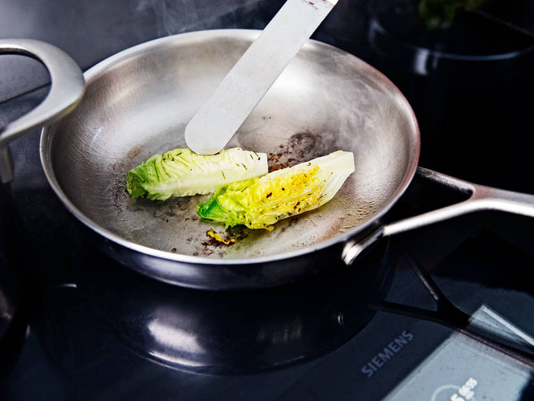 Geröstete Romana Salatherzen mit Ingwer-Marinade und scharfer Mayo ...