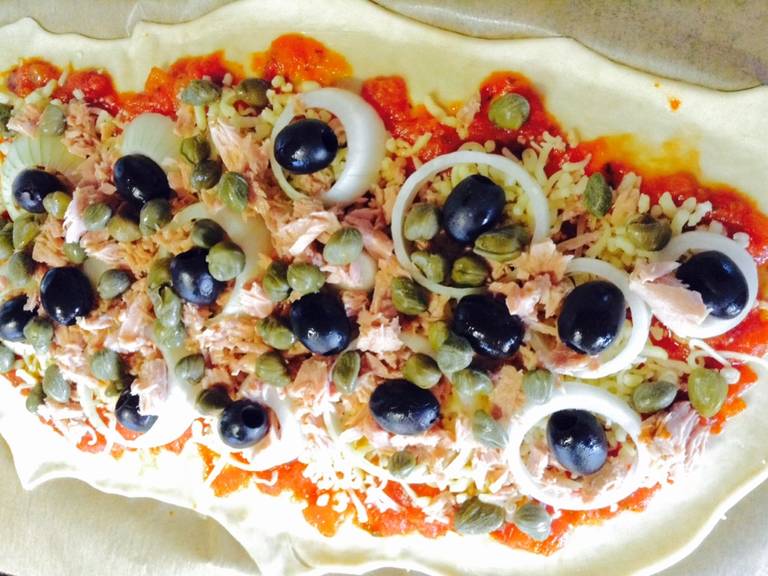 Pizza with capers, tuna, and olives Recipe Kitchen Stories