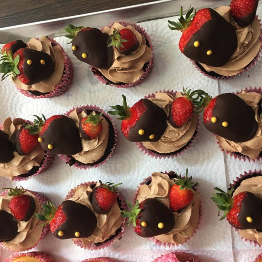 Schokoladen-Cupcakes mit Erdbeerfüllung und schokolierten Erdbeeren ...