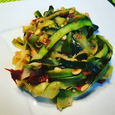 Mediterranean zucchini spaghetti with lemon sauce