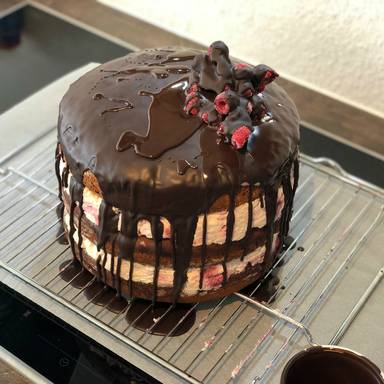 Naked Cake mit frischen Erdbeeren