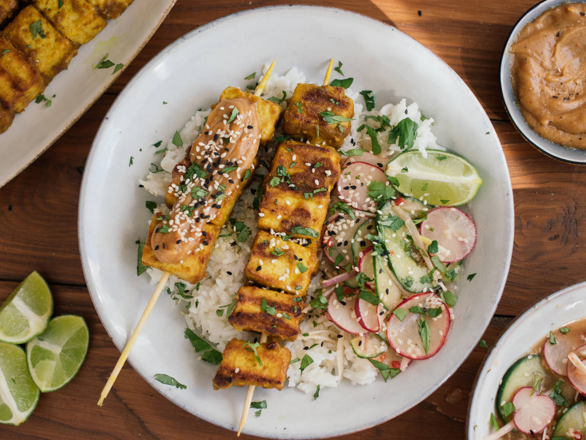 Tofu satay with cucumber salad and rice Recipe Kitchen Stories