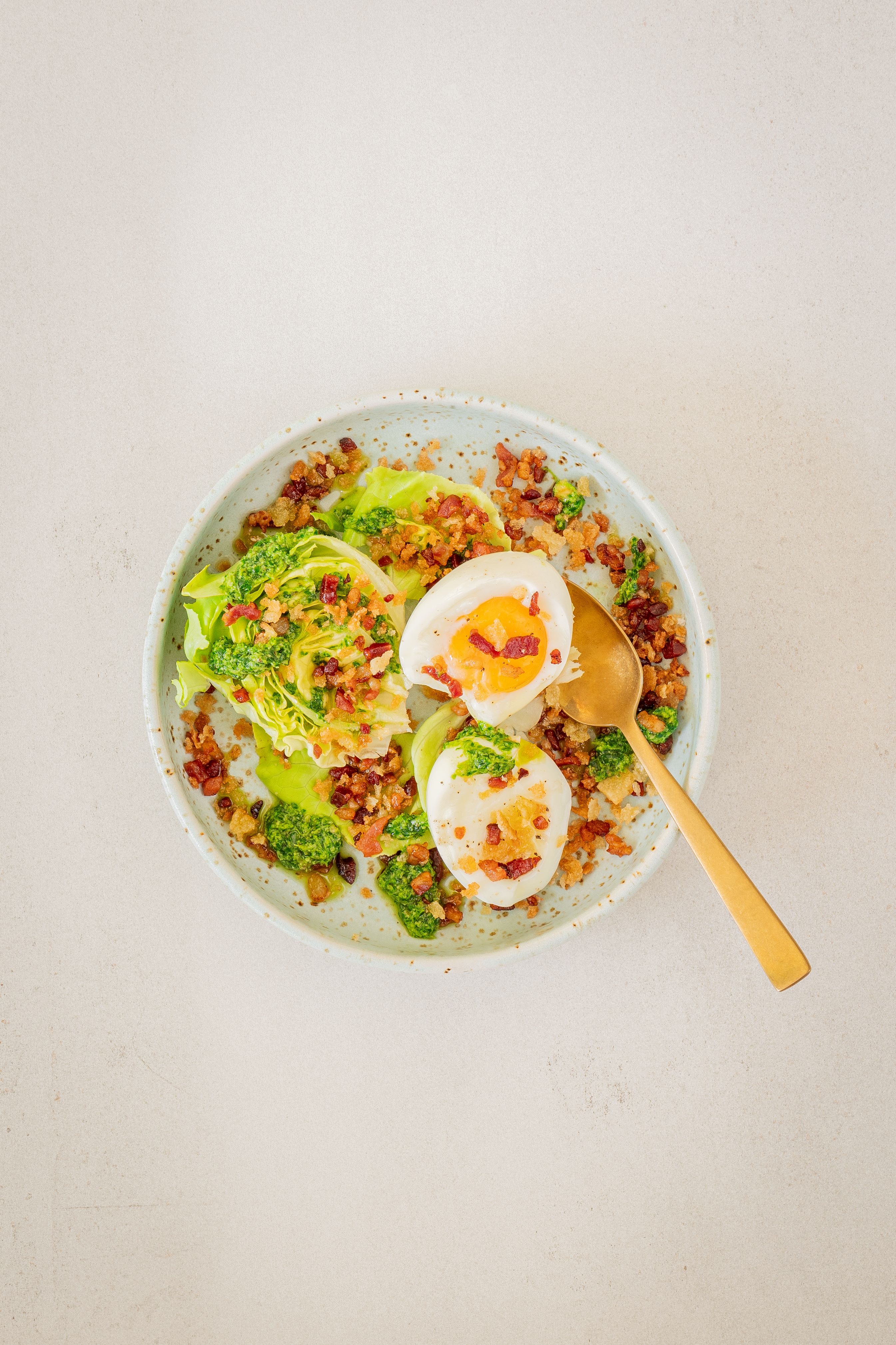 Kopfsalatherzen mit Pesto, Ei und Speck-Crumble