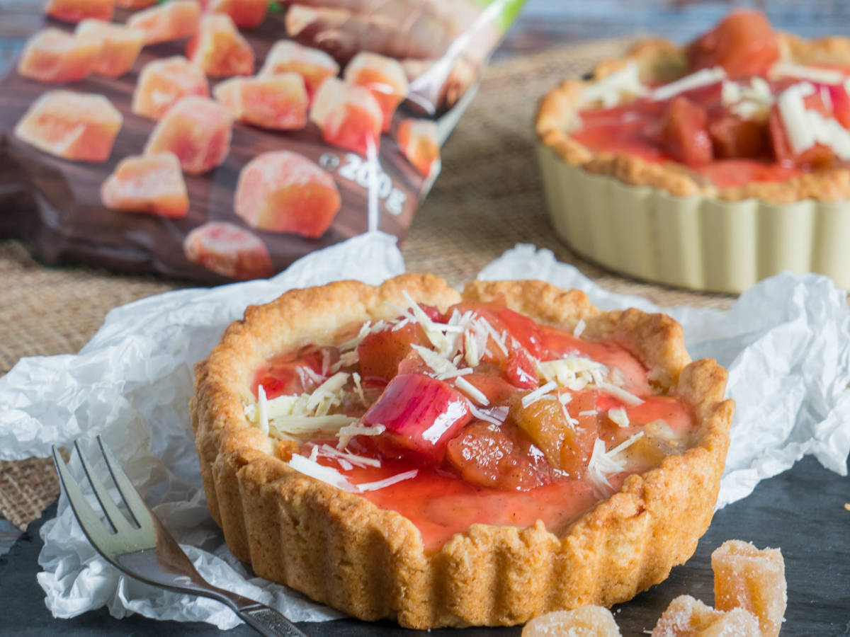 Ingwer-Rhabarber-Tartelettes mit weißer Schokolade | Rezept | Kitchen ...